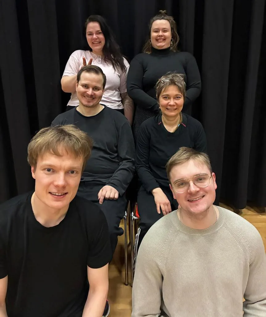 Näyttelijät ylhäältä alas ja vasemmalta oikealle: Iida, Laura, Olli, Lotta, Sami, Eppu. Kuva: Néa Virtanen