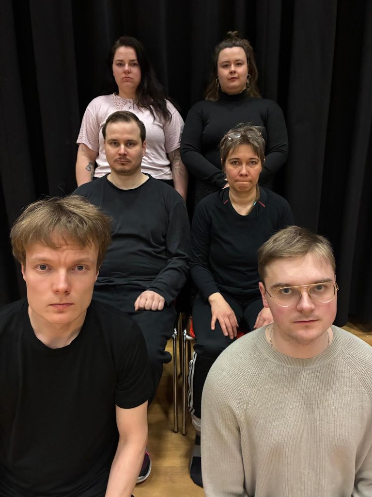 Näyttelijät ylhäältä alas ja vasemmalta oikealle: Iida, Laura, Olli, Lotta, Sami, Eppu. Kuva: Néa Virtanen