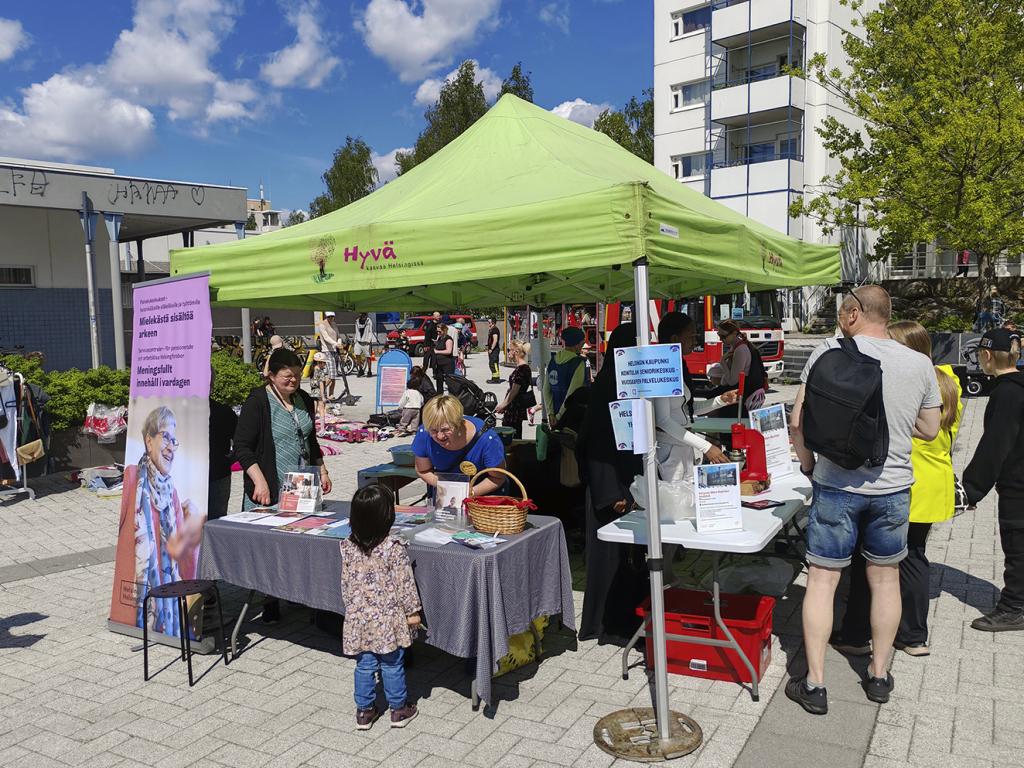 torin esittelytelttoja ja taustalla Vuosaaren VPK:n paloauto.