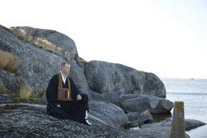 Mikko Ijäs Söderskärin majakkasaarella. Kuva: Laura Malmivaara