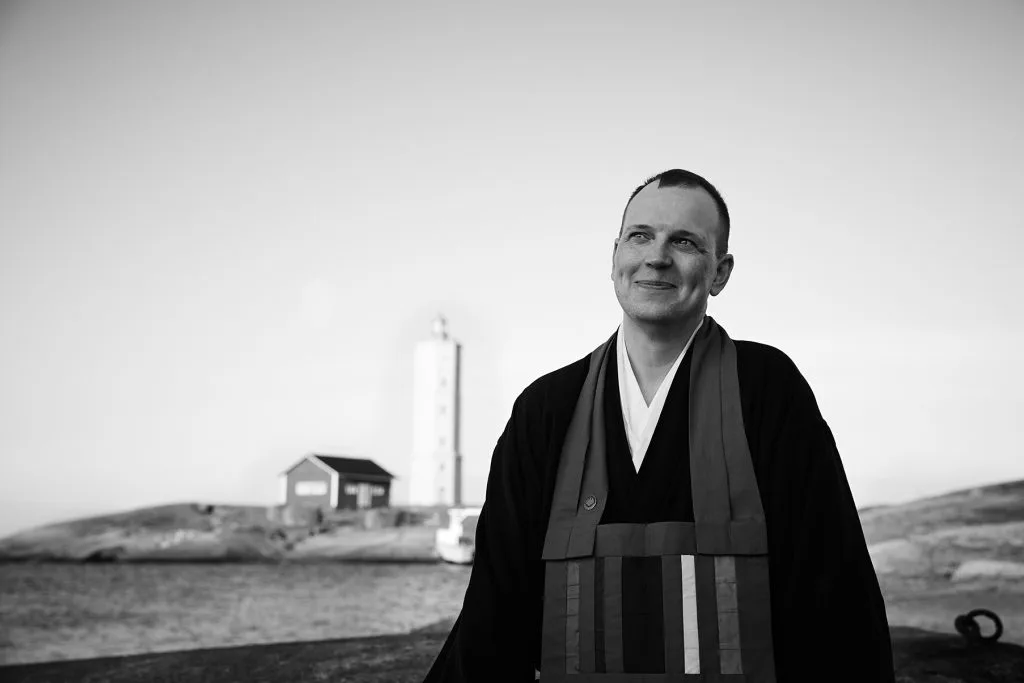 Mikko Ijäs Söderskärin majakkasaarella. Kuva: Laura Malmivaara