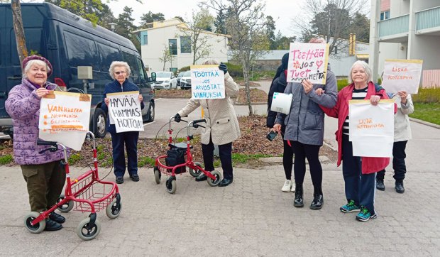 Perjantaina 8.5. pidetään valtakunnallinen rollaattorimarssi Eduskuntatalon edessä. Rollaattorimarssi on iloinen ja yhteisöllinen mielenilmaus, jonka tavoitteena on nostaa esiin jokaisen oikeus hyvään ja arvokkaaseen vanhuuteen. Meri-Rastilassa sijaitsevan Hoivaonnin toimipiste järjestää päivätoiminta-asiakkailleen Meri-Rastilassa oman rollaattorimarssin koko kuluvan arkiviikon noin kello 11–12. Seniorit toivovat marssilleen tuekseen tööttäyksiä ohi kulkevilta ajoneuvoilta. T. Esperi Päivätoimintakeskus Hoivaonnin väki