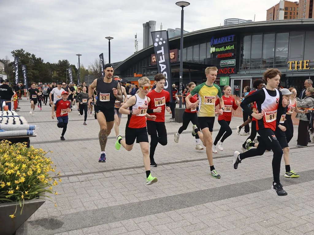 Vuosaari Runin lähtöpaikka ja maali sijaitsi Mosaiikkitorilla. Kuvassa 5 kilometrin juoksijoita.