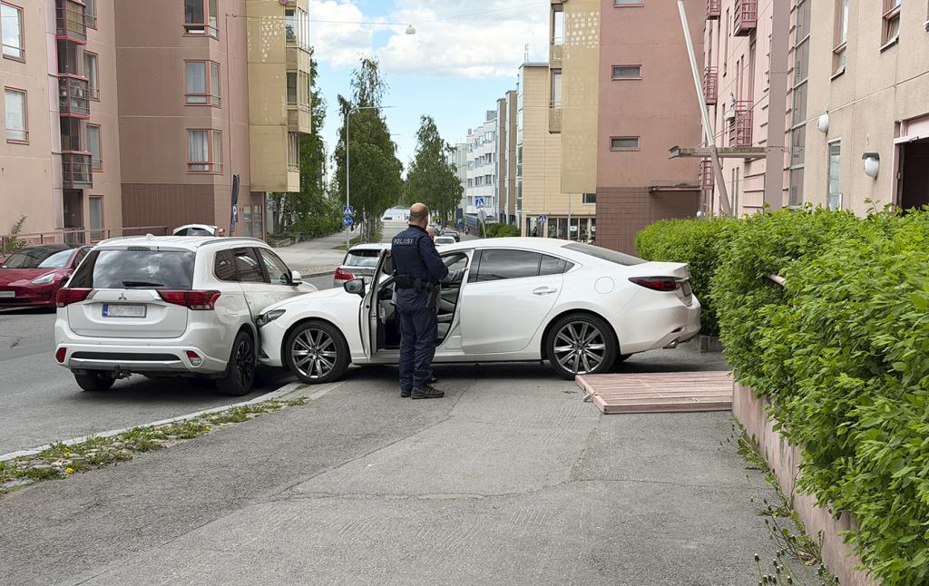 Tiistaina 26.5. rysäytti henkilöauto läpi suljetusta kiinteistön kulkuportista ja törmäsi Hiekkalaiturintien varrella pysäköityyn ajoneuvoon. Henkilövahinkoja ei sattunut, ja ajoneuvot sekä pihan kulkuportti vaativat korjaamon käsittelyä.          Kuva: Lukija