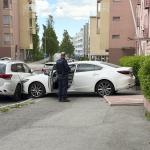 Henkilöauto ryminällä pihaportista läpi