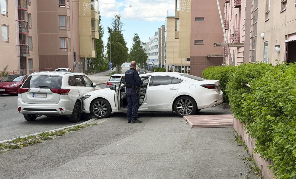 Tiistaina 26.5. rysäytti henkilöauto läpi suljetusta kiinteistön kulkuportista ja törmäsi Hiekkalaiturintien varrella pysäköityyn ajoneuvoon. Henkilövahinkoja ei sattunut, ja ajoneuvot sekä pihan kulkuportti vaativat korjaamon käsittelyä. Kuva: Lukija