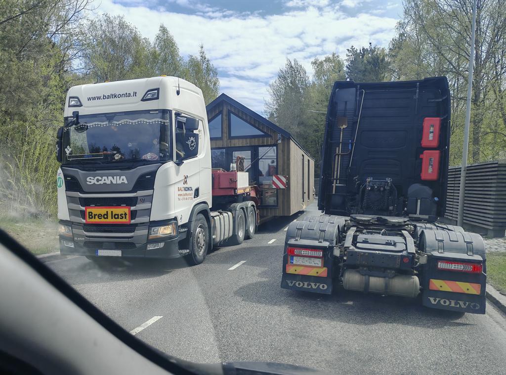 Jos Niinisaarentiellä ajelet nyt, niin ehkäpä yllätyt! Vastaan saattaa tulla vaikkapa talo!                            T: Autoilija