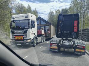 Jos Niinisaarentiellä ajelet nyt, niin ehkäpä yllätyt! Vastaan saattaa tulla vaikkapa talo! T: Autoilija
