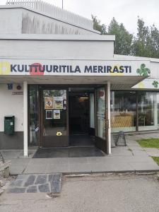 Kulttuuritila Merirasti sijaitsee osoitteessa Jaluspolku 3.