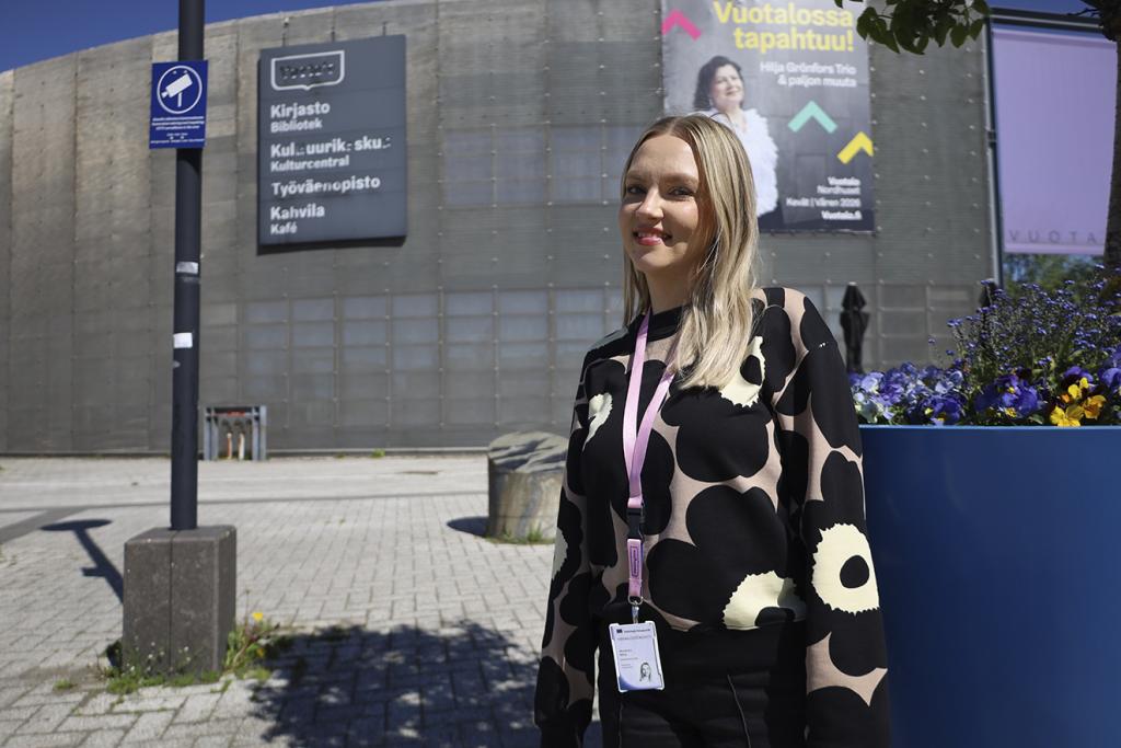 Viestintäsuunnittelija Milla Mutanen viettää vapaa-aikaansa kulttuurin parissa: hän laulaa kuorossa, käy museoissa ja lukee paljon kirjoja. Kuva: Aleksi Salmela