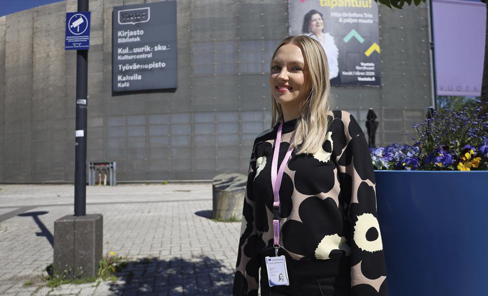 Viestintäsuunnittelija Milla Mutanen viettää vapaa-aikaansa kulttuurin parissa: hän laulaa kuorossa, käy museoissa ja lukee paljon kirjoja. Kuva: Aleksi Salmela