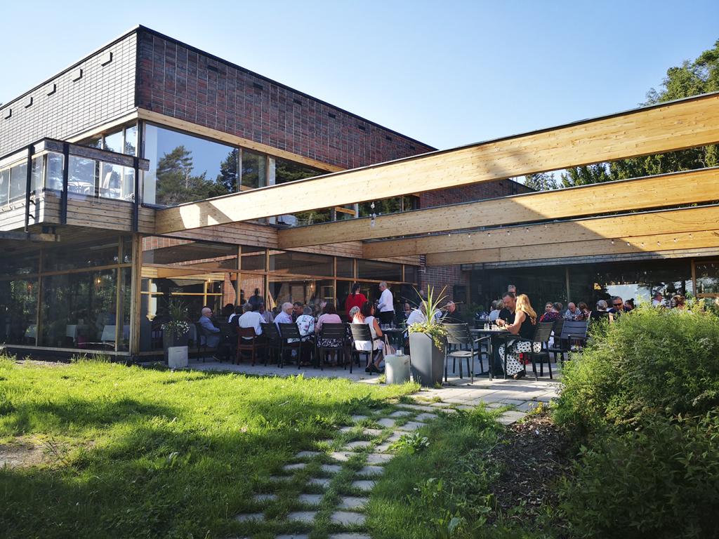 Hotellin atrium-terasseilta avautuvat merinäköalat.
