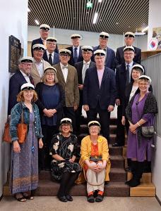 Vuosaaren yhteiskoulun vuoden 1976 riemuylioppilaita juhli uusien ylioppilaiden kanssa Vuosaaren lukiossa 30.5.2026. Vuosaaren lukiossa otetussa kuvassa alarivissä vasemmalta oikealle Riitta Holopainen, Tuija Viitanen, Tiina Liinamaa ja Riitta Halonen. Toisella rivillä vasemmalta oikealle Tapani Aalto, Jaana Jauhiainen ja Leena Lukkarinen. Kolmannella rivillä Tuomo Kauranne, Pekka Tarvajärvi, Tuomo Ojanen, Kauko Luukkonen ja Heikki Jäntti. Ylärivillä Timo Neuvonen, Aapo Cederberg (hieman alempana), Jarmo Holstein, Juha Mitrunen ja Hannu Viitanen.