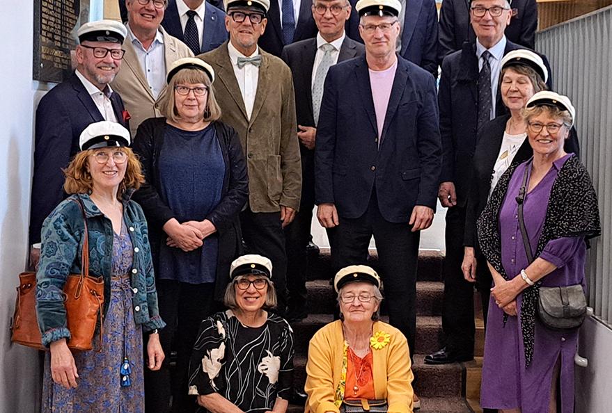 Vuosaaren yhteiskoulun vuoden 1976 riemuylioppilaita juhli uusien ylioppilaiden kanssa Vuosaaren lukiossa 30.5.2026. Vuosaaren lukiossa otetussa kuvassa alarivissä vasemmalta oikealle Riitta Holopainen, Tuija Viitanen, Tiina Liinamaa ja Riitta Halonen. Toisella rivillä vasemmalta oikealle Tapani Aalto, Jaana Jauhiainen ja Leena Lukkarinen. Kolmannella rivillä Tuomo Kauranne, Pekka Tarvajärvi, Tuomo Ojanen, Kauko Luukkonen ja Heikki Jäntti. Ylärivillä Timo Neuvonen, Aapo Cederberg (hieman alempana), Jarmo Holstein, Juha Mitrunen ja Hannu Viitanen.
