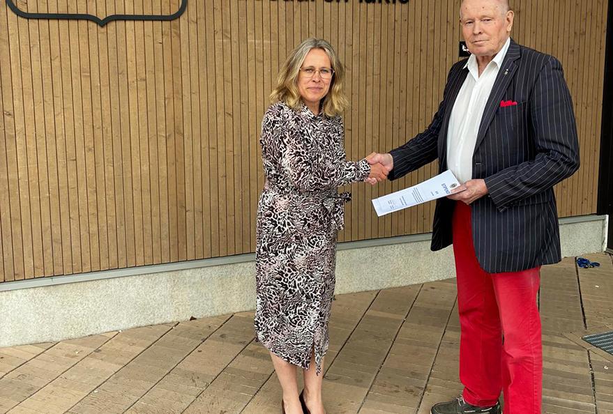 Kuvassa stipendejä vastaanottamassa klubin presidentti Terho Kulmalalta Vuosaaren lukion rehtori Saara Ikonen.