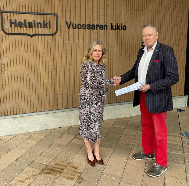 Kuvassa stipendejä vastaanottamassa klubin presidentti Terho Kulmalalta Vuosaaren lukion rehtori Saara Ikonen.