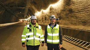 Kuvassa vasemmalla hankepäällikkö Jukka Värri Fintrafficilta ja työpäällikkö Henri Ilmonen Destialta Vuosaaren tietunnelissa.