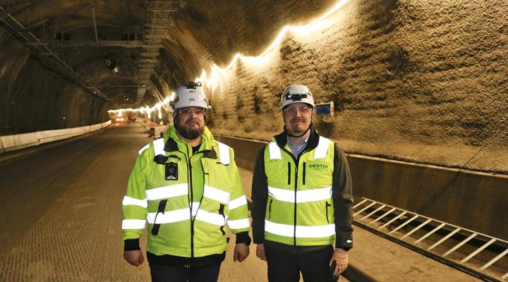 Kuvassa vasemmalla hankepäällikkö Jukka Värri Fintrafficilta ja työpäällikkö Henri Ilmonen Destialta Vuosaaren tietunnelissa.