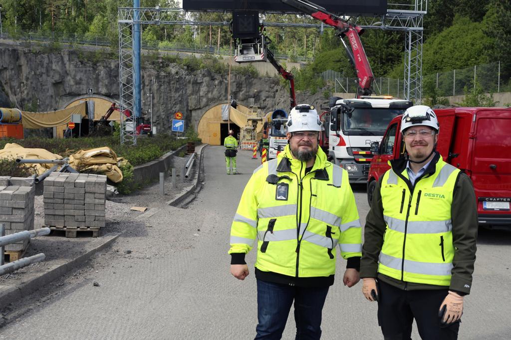 Kuvassa vasemmalla hankepäällikkö Jukka Värri Fintrafficilta ja työpäällikkö Henri Ilmonen Destialta Vuosaaren tietunnelityömaan edustalla.