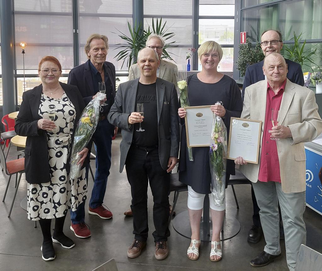 Palkitut Vuosaari-Säätiön tiistaina 2.6. järjestämässä palkitsemistilaisuudessa Kahvila Pokkarissa. Vasemmalta Vuosaari 2035 -vision työryhmän Marja Nyman, Timo Raittinen, Matti Lipponen, Pertti Tossavainen, kunniamaininnalla palkittu yhdyskuntatyöntekijä Minna Suoknuuti, Heikki Hurtta Vuosaari-Säätiöstä ja Eero Hildén Vuosaari 2035 -vision työryhmästä.                       Kuva: Matti Luopajärvi