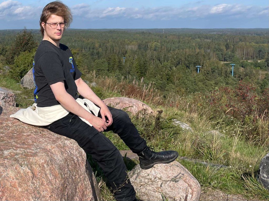 Arttu Pösö Vuosaaren mielipaikassaan Vuosaarenhuipulla.