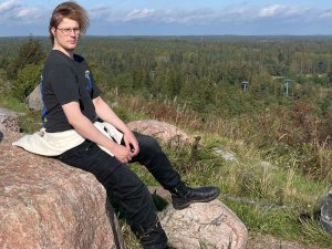 Arttu Pösö Vuosaaren mielipaikassaan Vuosaarenhuipulla.