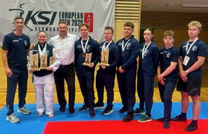 Helsingin edustus EM-kisoissa. Vasemmalta Juhani Rajala, Mira Kokkonen, Sensei Jarmo, Juuso Hellberg, Eetu Hellberg, Anton Aakko, Zoia Shirobokova, Lucas Scott, Jami Sjöstrom