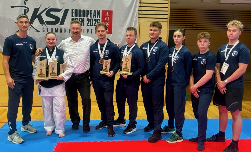 Helsingin edustus EM-kisoissa. Vasemmalta Juhani Rajala, Mira Kokkonen, Sensei Jarmo, Juuso Hellberg, Eetu Hellberg, Anton Aakko, Zoia Shirobokova, Lucas Scott, Jami Sjöstrom