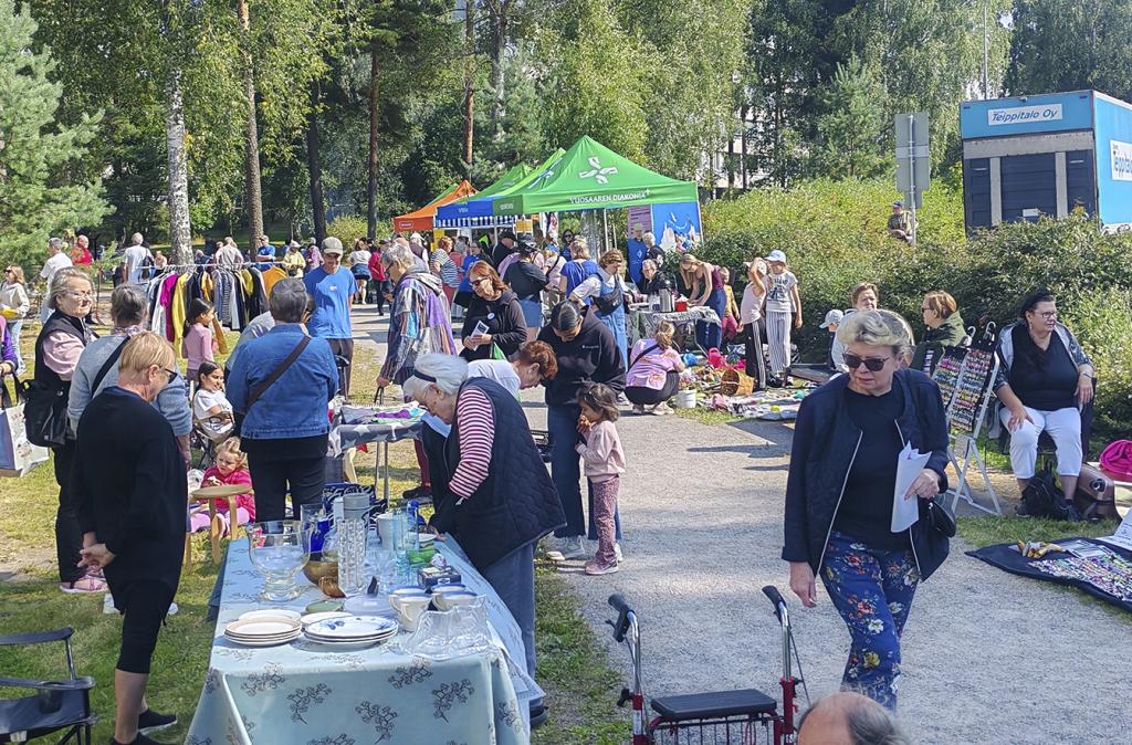 Järjestöjen esittely- ja myyntipöydät sekä asukkaiden kirppispöydät kiinnostivat kävijöitä.