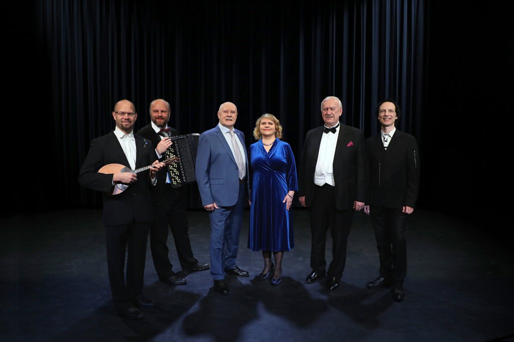Helsingin balalaikkaorkesterin solistit ja Sergei Sokolov. Kuva: Reetta Sironen