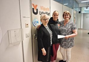 Stipendilahjakirjan luovutus Viipurin Urheilijoille. Vasemmalta Soihduista Tellervo Ukkonen, Viipurin Urheilijoiden toiminnanjohtaja Sanna Saarman-Kemppi ja Sari Sepponen Soihduista.