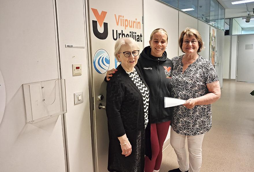 Stipendilahjakirjan luovutus Viipurin Urheilijoille. Vasemmalta Soihduista Tellervo Ukkonen, Viipurin Urheilijoiden toiminnanjohtaja Sanna Saarman-Kemppi ja Sari Sepponen Soihduista.