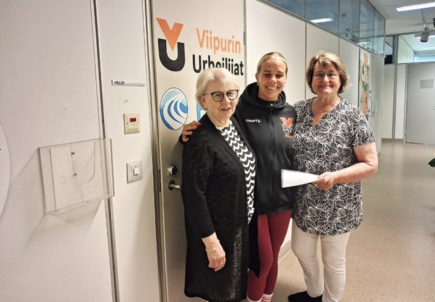 Stipendilahjakirjan luovutus Viipurin Urheilijoille. Vasemmalta Soihduista Tellervo Ukkonen, Viipurin Urheilijoiden toiminnanjohtaja Sanna Saarman-Kemppi ja Sari Sepponen Soihduista.
