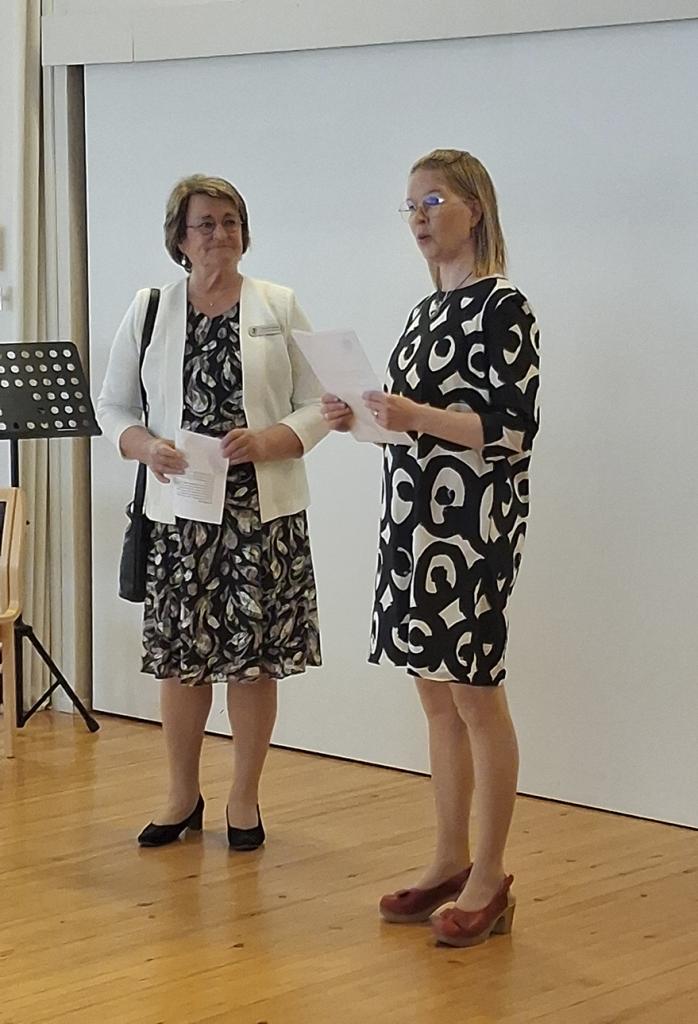 Vuosaaren musiikkiopiston lahjakirjan luovutti Soihduista Sari Sepponen (vas.) ja sen vastaanotti musiikkiopiston rehtori Terhi Murtoniemi.