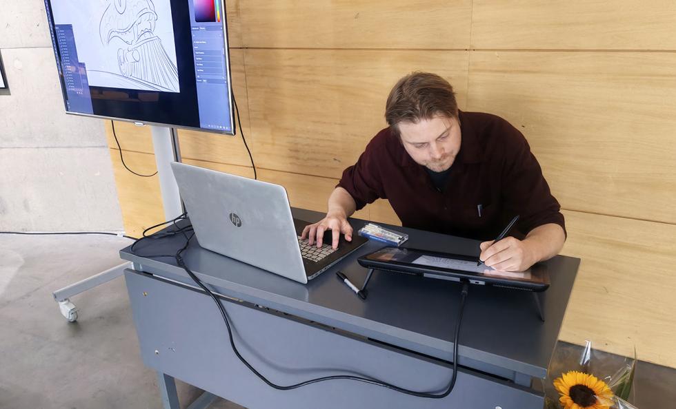 Pasi Pitkäsen piirtämistä saattoi seurata suoraan ruudulta. Tässä syntyy käärmejunan kuvitusta Ouroboros-sarjaan. Yhden kuvan piirtämiseen Pitkäseltä kuluu keskimäärin noin vuorokausi.
