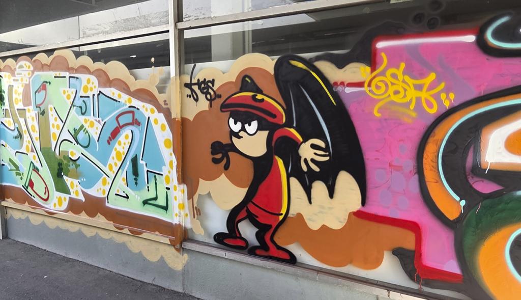 Graffittitaidetta purettavan Pohjoisen ostoskeskuksen seinillä ja ikkunoissa.                 Kuva: Matti Pöhö