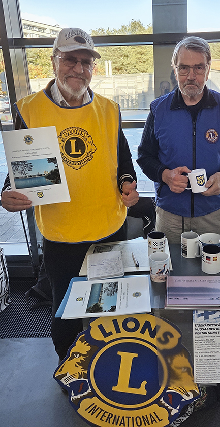 Lions Club Helsinki-Vuosaaren työtä esittelivät klubipresidentti Matti Pöhö (vas.) ja entinen sihteeri Jukka Peltonen. Kuva: Juhani Paussu