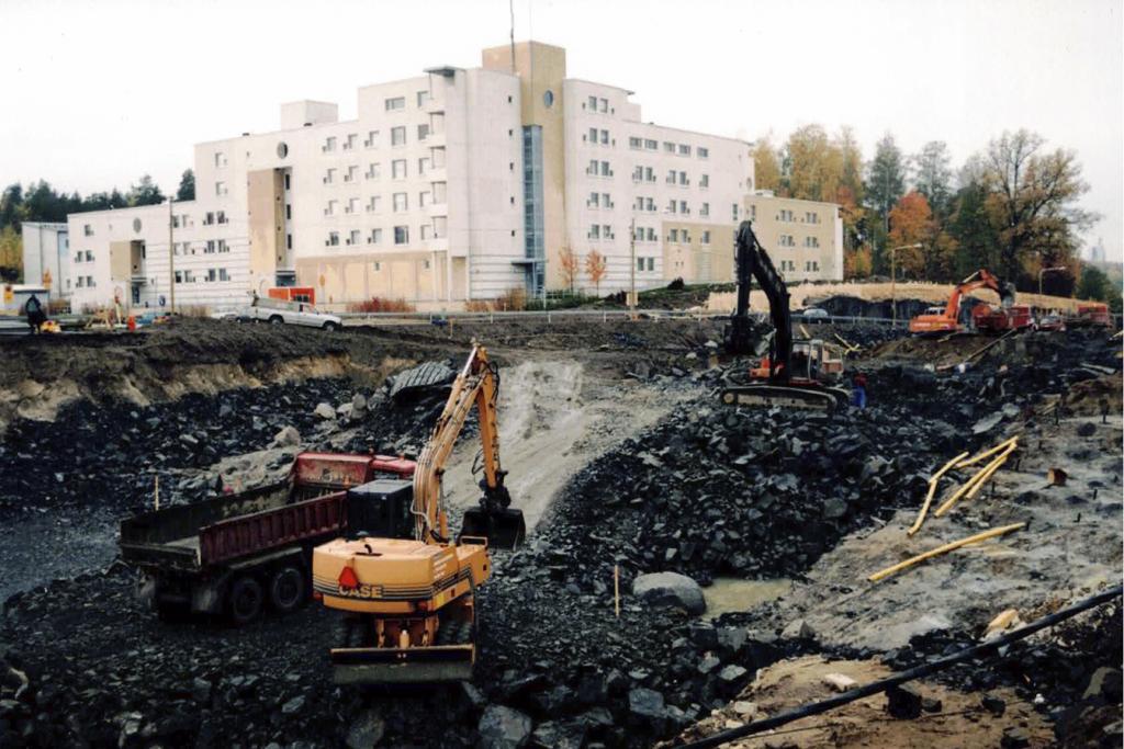Vuotien linjausta pudotetaan kaivantoon Meri-Rastilan tien alkupään kohdilla.