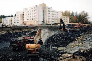 Vuotien linjausta pudotetaan kaivantoon Meri-Rastilan tien alkupään kohdilla.