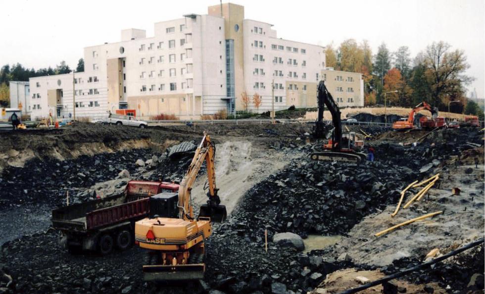 Vuotien linjausta pudotetaan kaivantoon Meri-Rastilan tien alkupään kohdilla.