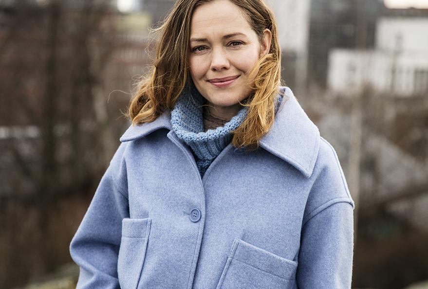 Hetki ennen valoa -seniorinäytöksessä 29.9. Vuotalolla on Klaus Härön lisäksi Oona Airola. Kuva: Lasse Lecklin