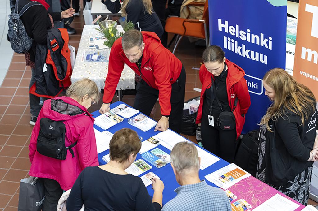Helsingin kaupunki järjestää yhteistyössä järjestöjen ja yhdistysten kanssa maksuttoman Seniorien palvelutorin, joka tarjoaa tekemistä ja kohtaamisia sekä monenlaista tietoa liikkeelle lähtemisestä. Kuva: Daniel Torsell