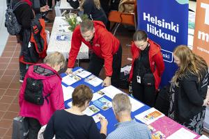 Helsingin kaupunki järjestää yhteistyössä järjestöjen ja yhdistysten kanssa maksuttoman Seniorien palvelutorin, joka tarjoaa tekemistä ja kohtaamisia sekä monenlaista tietoa liikkeelle lähtemisestä. Kuva: Daniel Torsell