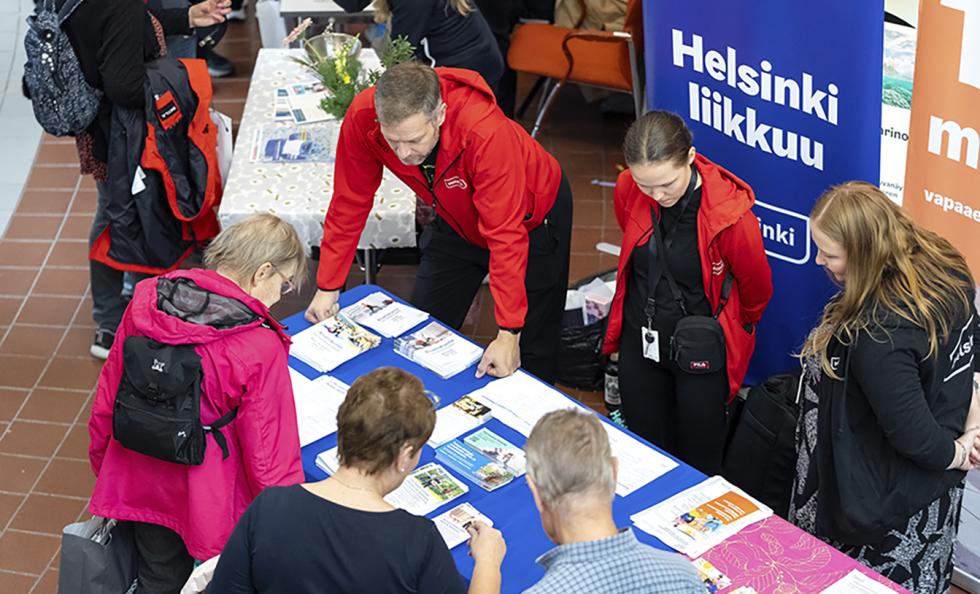 Helsingin kaupunki järjestää yhteistyössä järjestöjen ja yhdistysten kanssa maksuttoman Seniorien palvelutorin, joka tarjoaa tekemistä ja kohtaamisia sekä monenlaista tietoa liikkeelle lähtemisestä. Kuva: Daniel Torsell