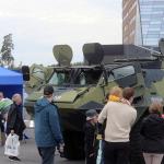 Kaartin jääkärirykmentin Pasi-miehistönkuljetusajoneuvoon pääsi tutustumaan.