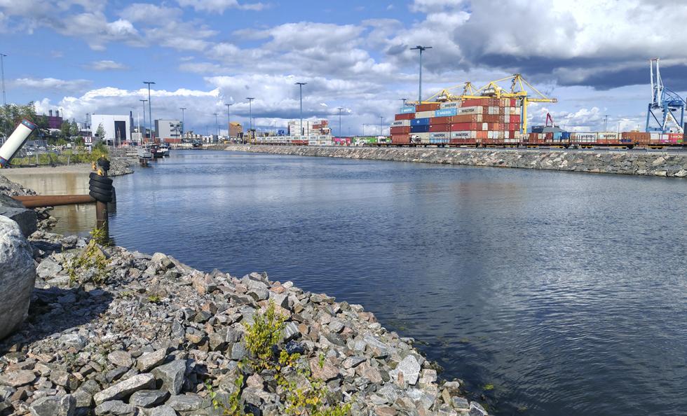 Vuosaaren satama-aluetta suunnitellaan laajennettavaksi merialueelle vaiheittain noin 25–30 hehtaarilla. Suunnitelmissa kuvassa oleva Ruusuniemen kanava täytettäisiin sataman liikennealueeksi. Satamaan tulisi joko täysin uusi meriväylä tai nykyistä väylää kääntöpaikkoineen parannettaisiin.