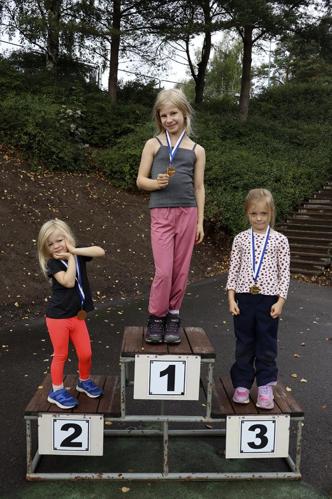 4-vuotias Usva (vasemmalla), 10-vuotias Elea ja 6-vuotias Aamu osallistuivat ensimmäistä kertaa Syyskipinöihin.