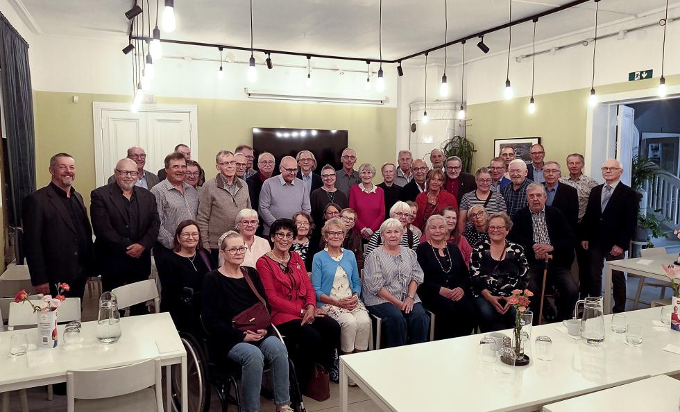 48 vanhaa vuosaarelaista kokoontui yhteistapaamiseen Rastilan kartanolle Cafe Monamin tiloihin lauantaina 19.9.