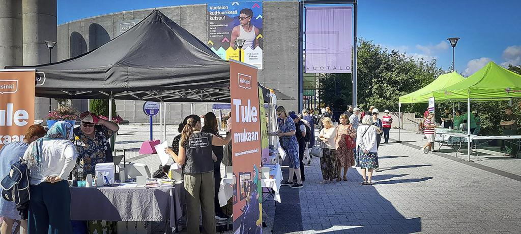 Viime vuonna vapaaehtoismessut järjestettiin Vuotalon ja Columbuksen välissä ulkona, tänä vuonna sisätiloissa Vuotalossa. Kuva: Minna Suoknuuti
