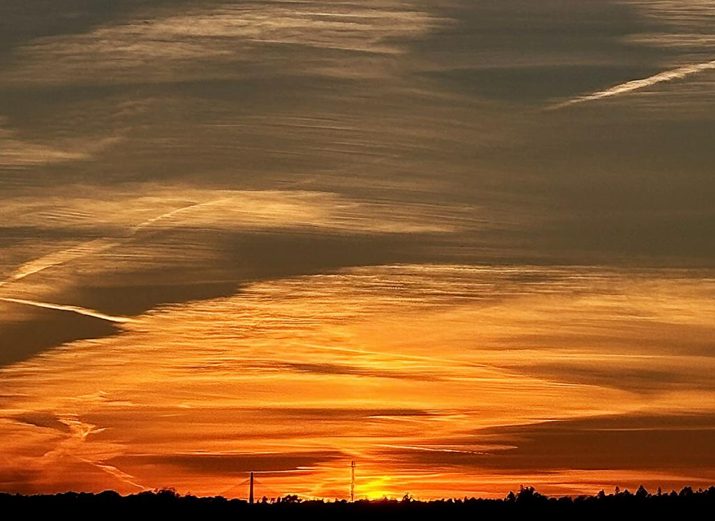 Auringonlasku Aurinkolahdessa sunnuntaina 18.10. noin kello 18.                 